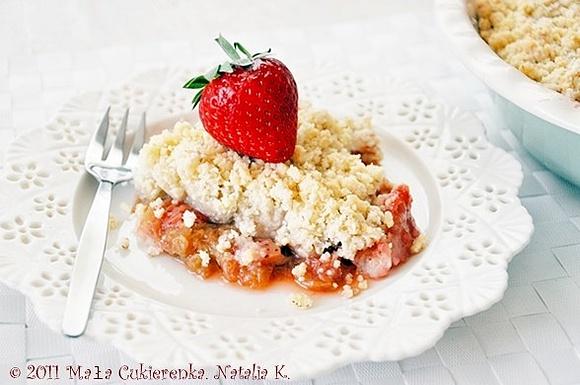 Crumble z rabarbarem i truskawkami