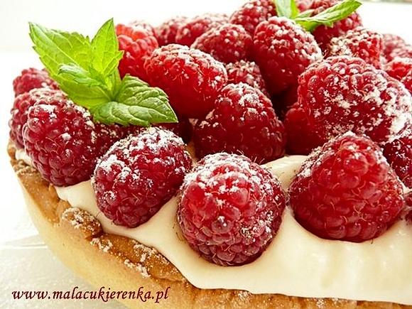 Tarta z malinami i kremem waniliowym