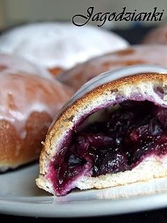 Jagodzianki z borówką amerykańską, słodkie pieczone bułeczki