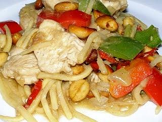 Kurczak stir-fried z orzeszkami ziemnymi i chilli Chińszczyzna