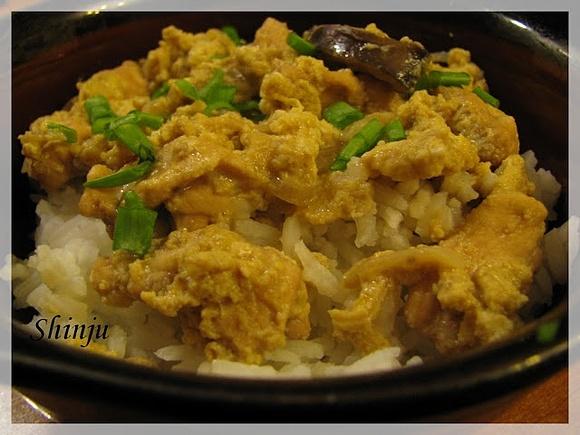 Oyaku donburi kurczak z jajkami na ryżu dashi
