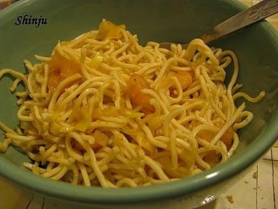 Noodle z porem, krewetkami i czerwoną pastą curry