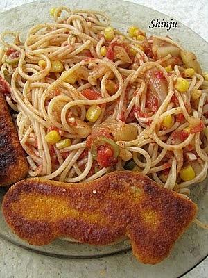 Spaghetti z pomidorami i cukinią