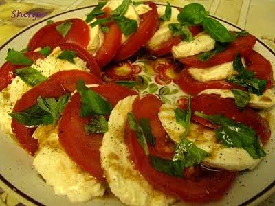 Caprese sałatka z mozzarellą i pomidorami