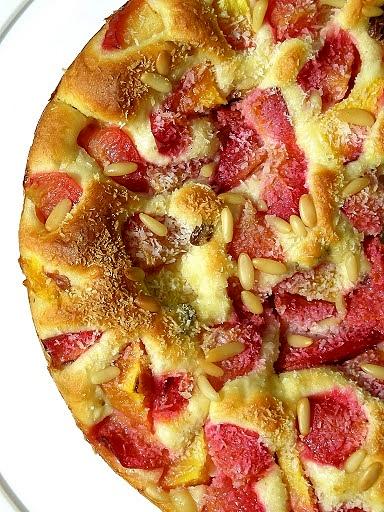 Placek drożdżowy z owocami i orzeszkami piniowymi