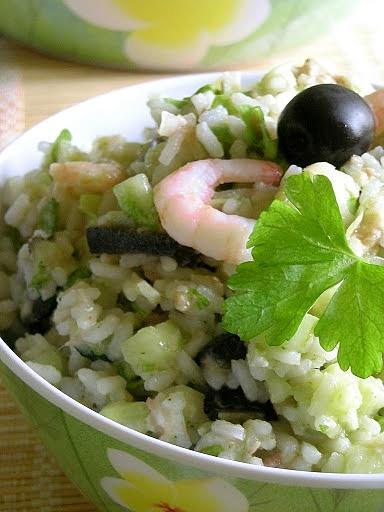 Sałatka z ryżu z krewetkami i oliwkami