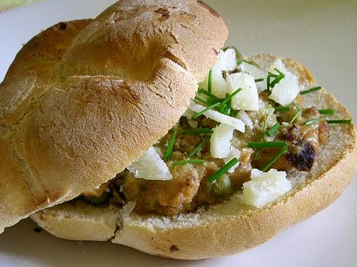 Kurze wątróbki w sosie musztardowym zapiekane w bułce