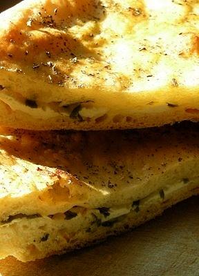 Schiacciata z serem i ziołami