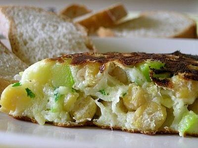 Frittata z ciecierzycą i cukinią