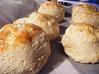 Afternoon tea z scones i clotted cream na poranek