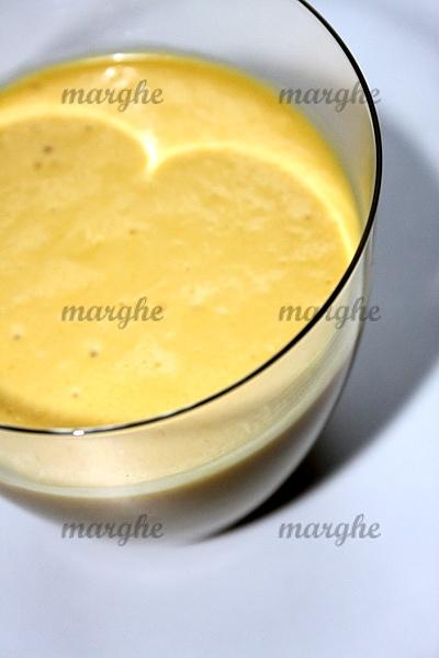 Mango lassi z jogurtem i mandarynkami