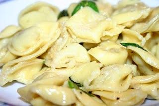 Obiad z tortellini z mięsem w maślano-bazyliowym sosie