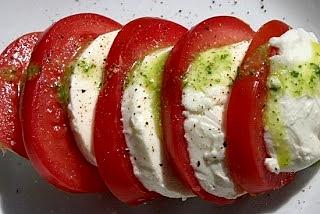 Caprese z mozzarellą, pomidorem i bazylią