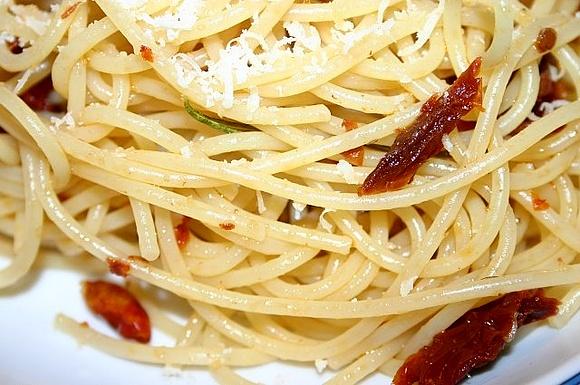 Spaghetti z rozmarynem i suszonymi pomidorami