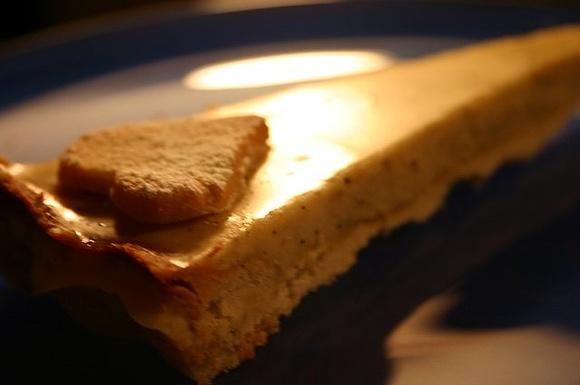 Tarta z kremem z białej czekolady i kawy