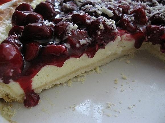 Tarta z kremem waniliowym i wiśniami