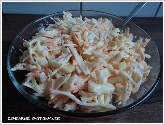 Surówka coleslaw z białej kapusty i marchewki