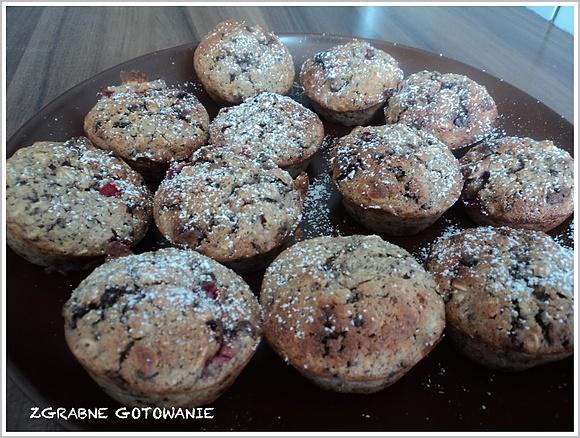 Muffiny owsiane z truskawkami i czekoladą