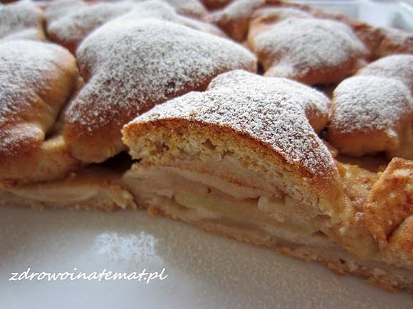 Delikatna orkiszowa drożdżówka jabłkowa – jak szarlotka