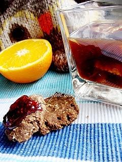 Kawa pomarańczowa i kawowe ciacha z maliną