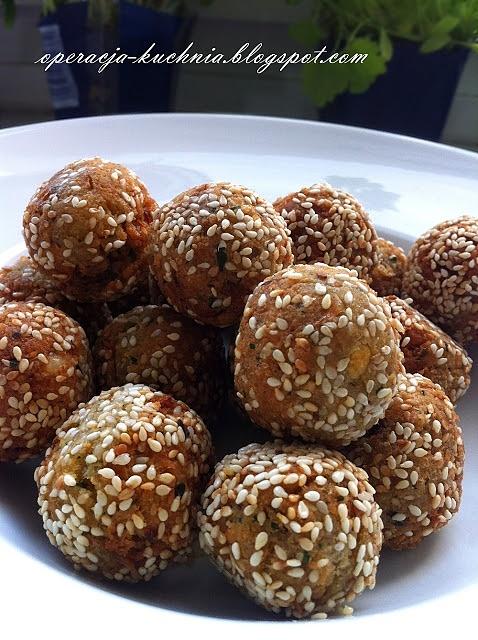 Falafel - smażone kulki z ciecierzycy z przyprawami i sezamem