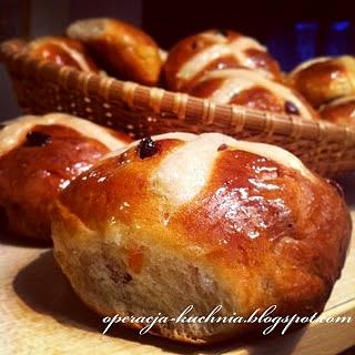 Hot cross buns - angielskie bułeczki z rodzynkami i skórką pomarańczową