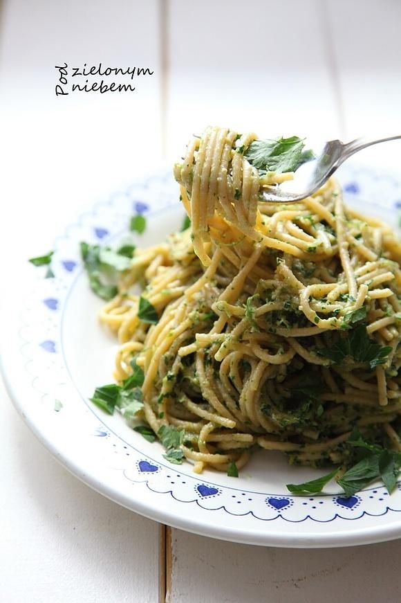 Pietruszkowe pesto z makaronem razowym