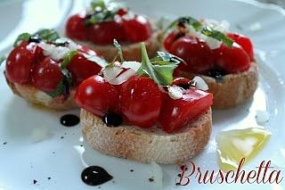Bruschetta z pomidorami i pastą z młodej cukinii