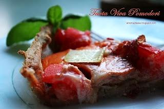 Tarta viva pomodori - pomidorowa z cebulą, czosnkiem, serem i salami