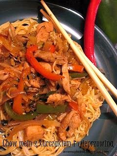 Chow mein z kurczakiem i wieprzowiną