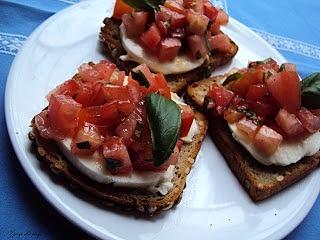 Tosty z pomidorem, mozzarellą i bazylią na szybkie śniadanie