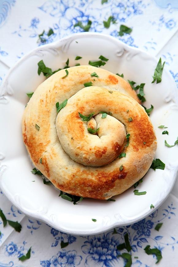 Śródziemnomorskie ślimaki z ciasta drożdżowego pełne aromatów