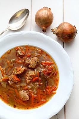 Aromatyczna zupa cebulowa z kurczakiem i selerem naciowym