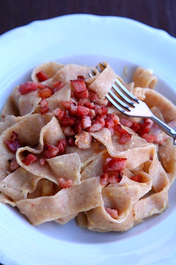 Domowy makaron razowy z sosem a'la carbonara