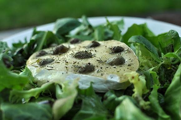 Camembert na ciepło z kaparami