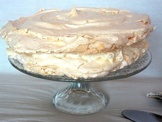Tort bezowy z puree rabarbarowo-truskawkowym