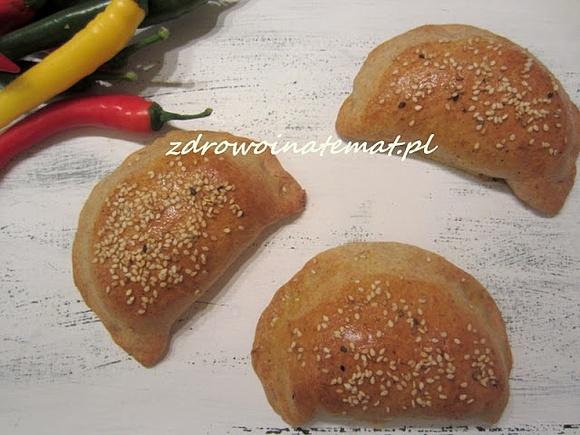 Pieczone pierogi z soczewicą czerwoną i pieczarkami na ostro