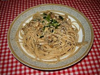 Spaghetti w sosie orzechowym z pieczarkami i pietruszką