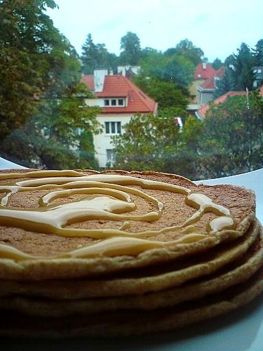 Grahamki z syropem miodowym i pancakes