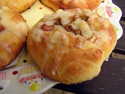 Mega drożdżówki z rabarbarem