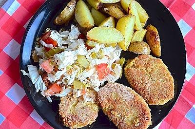 Obiad z kotletem z grochu i ziemniakami inaczej