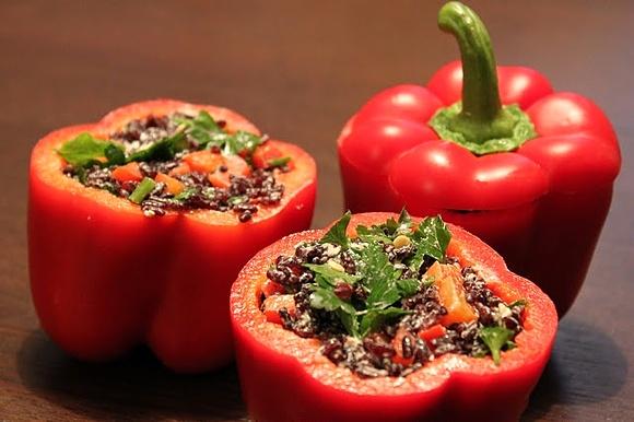 Zapiekane papryki faszerowane czarnym ryżem i serem feta