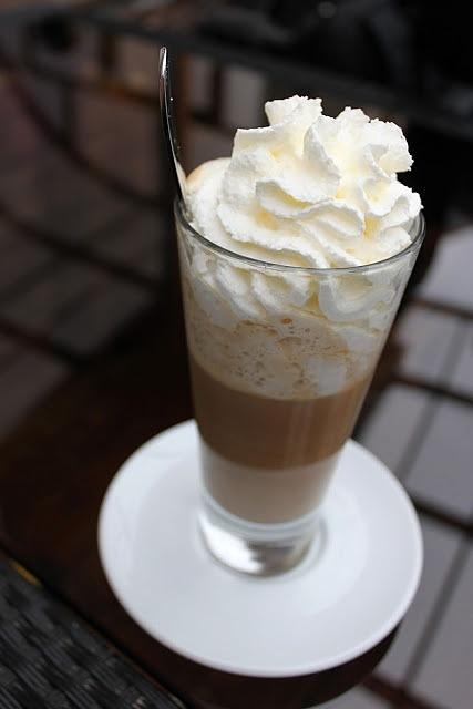 Kawa z likierem Baileys i bitą śmietaną