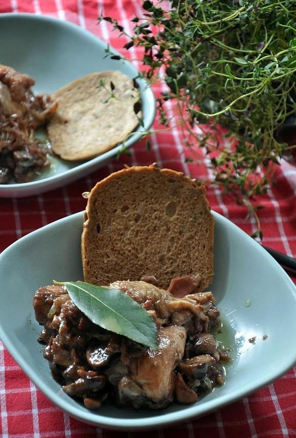 Coq au vin - francuskie danie z kurczakiem w winie