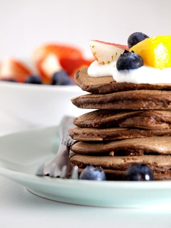 Owiano-otrębowe czekoladowe pancakes z owocami