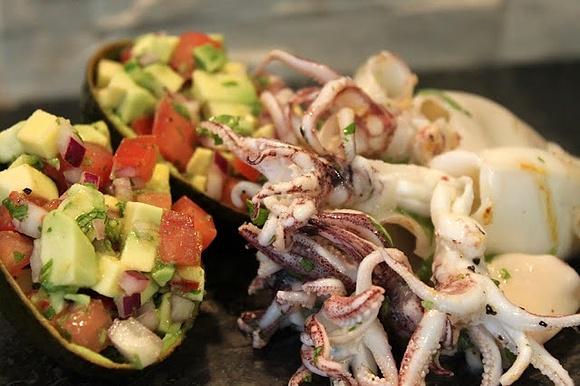Kałamarnice z sałatką guacamole