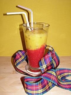 Malinowe smoothie z mango i marakują
