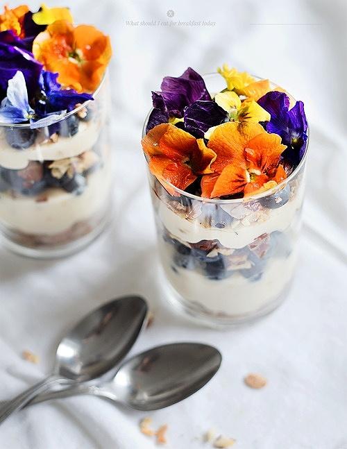 Granola z cytrynowym jogurtem i kwiatami