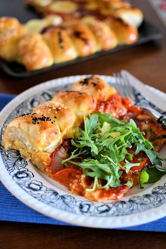 Pizza z serowymi mini bułeczkami