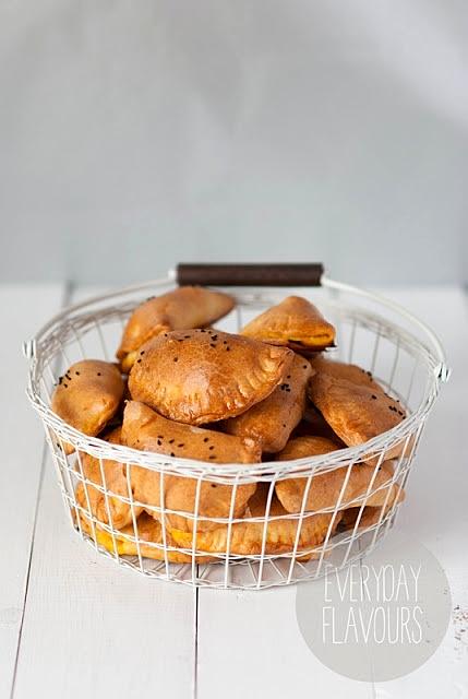 Pieczone pierogi z kurczakiem cebulą i groszkiem